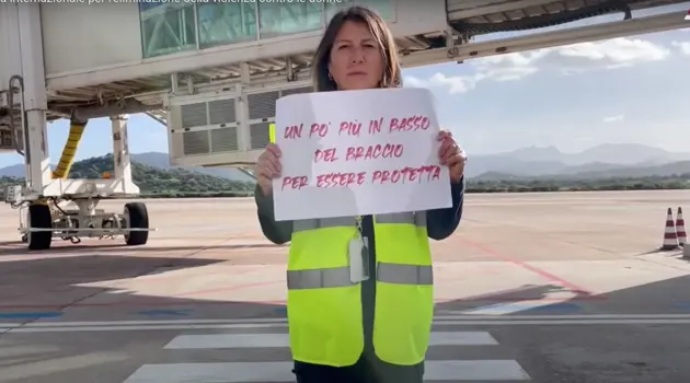 Gli aeroporti di Alghero e Olbia si tingono di rosso