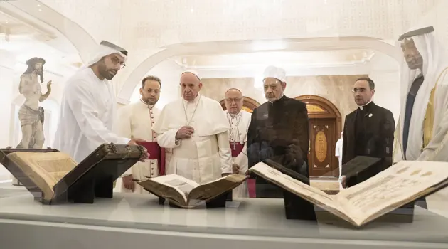 Papa Francesco svela una statua di Cristo e alcune pagine dal Corano Blu