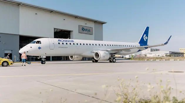 Air Dolomiti presenta il primo E195 nella nuova livrea blu
