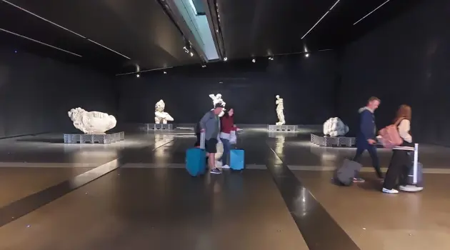 Fabio Viale a Malpensa con l’esposizione Monumentum
