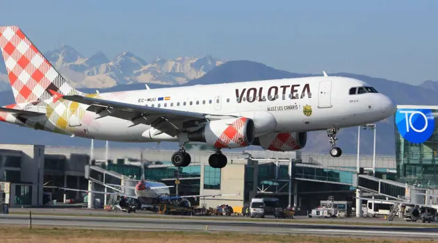 Il primo volo di Volotea per la nuova rotta Torino-Santorini