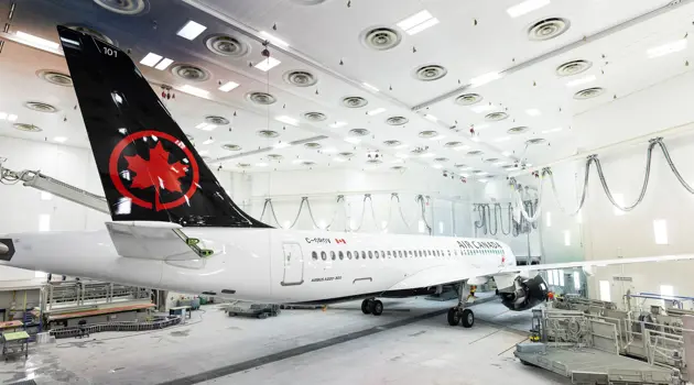 Il primo Airbus A220 per Air Canada esce dall'hangar di verniciatura