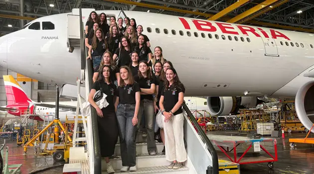 Iberia promuove la carriera aeronautica per le giovani donne