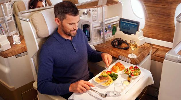 Emirates introduce il servizio per preordinare i pasti a bordo
