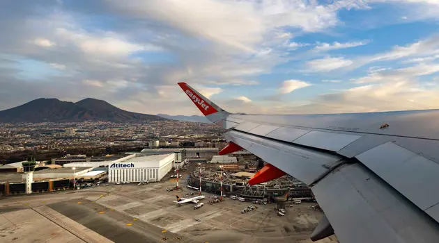 easyJet festeggia 10 anni di base e 25 anni di voli a Napoli