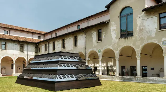 A Brescia Isgrò cancella Brixia