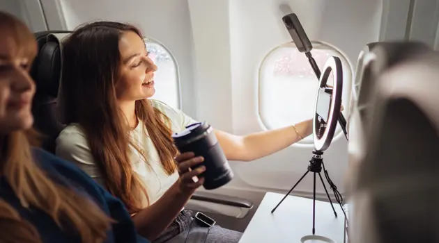 Galateo in aereo: i 10 comportamenti che infastidiscono di più i passeggeri italiani