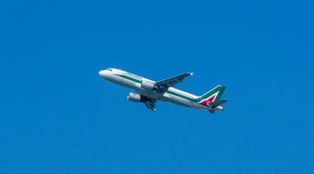 Alitalia: sospeso volo per New York in attesa miglioramento quadro epidemiologico