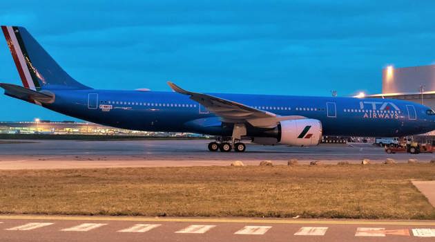 Primo Airbus A330neo con livrea azzurra di ITA Airways