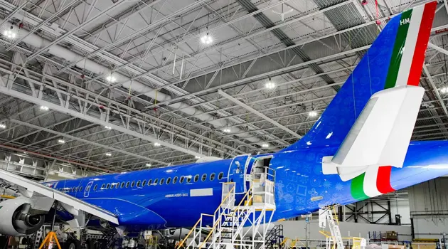Primo Airbus A220 con livrea azzurra per ITA Airways