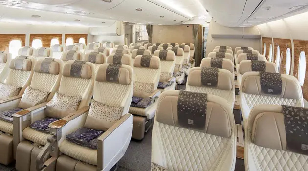 Emirates svela il nuovo A380 con Premium Economy Class al Dubai Airshow