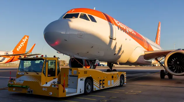 easyJet e Schiphol usano il TaxiBot elettrico per ridurre le emissioni a terra